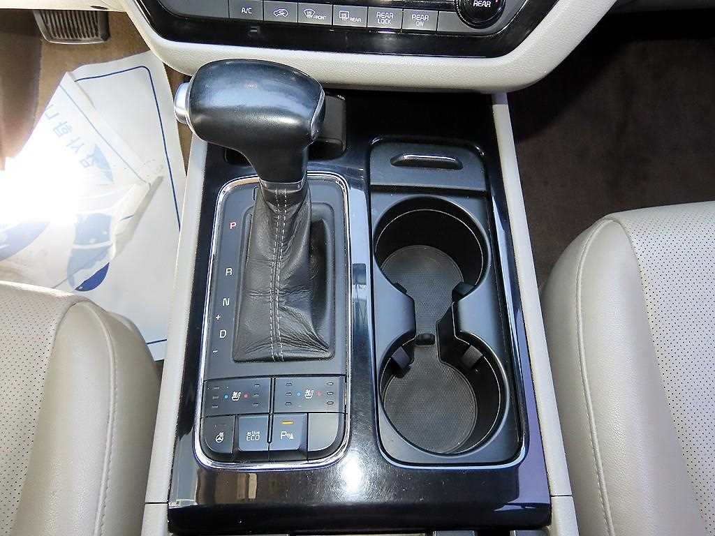 KIA Carnival - Vista 10
