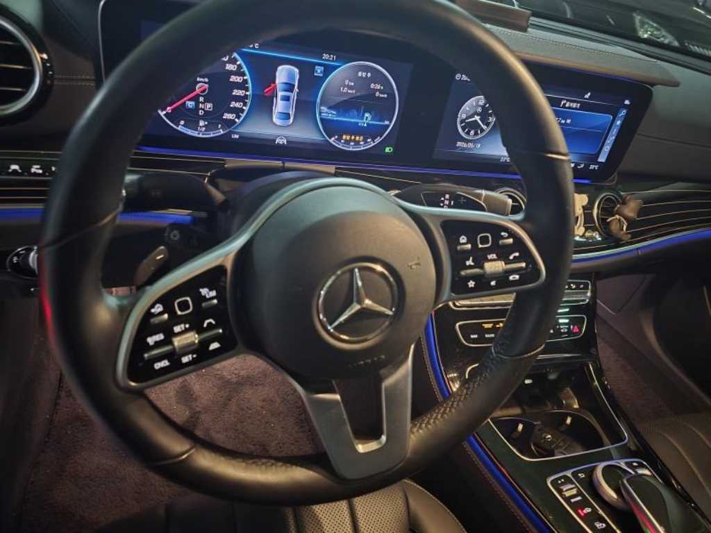 Mercedes Benz E class - Vista 8