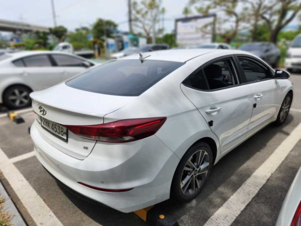HYUNDAI Avante - Vista 5