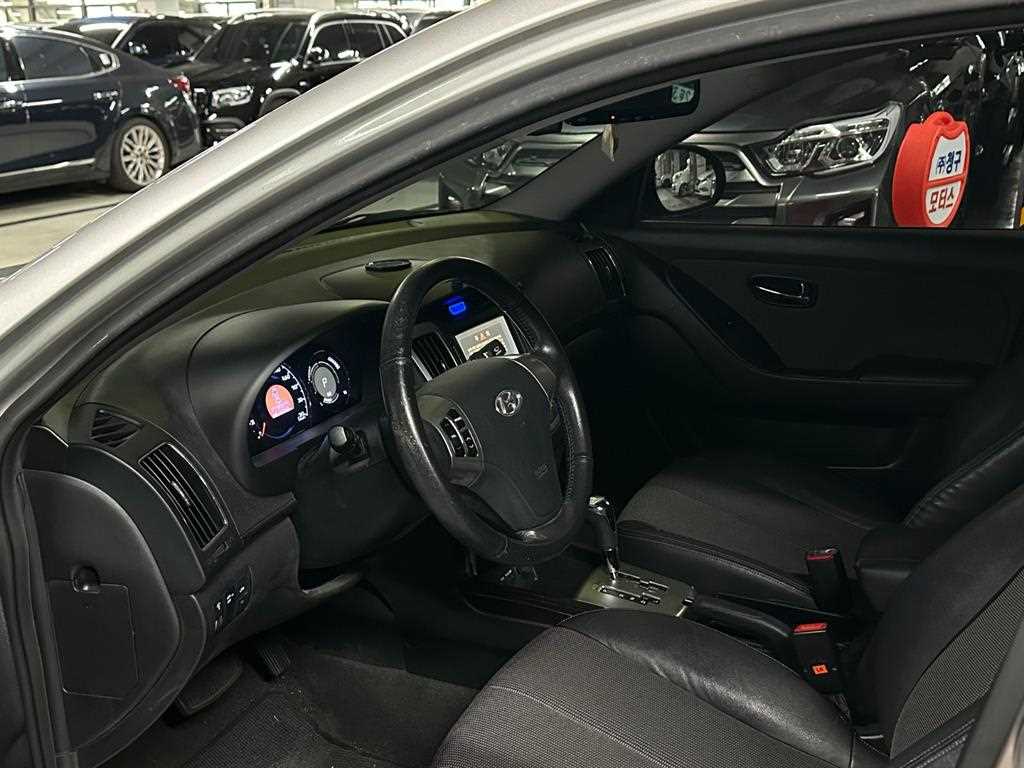 HYUNDAI Avante - Vista 9