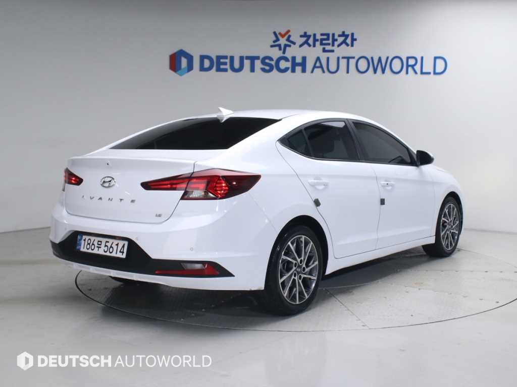 HYUNDAI Avante - Vista 2
