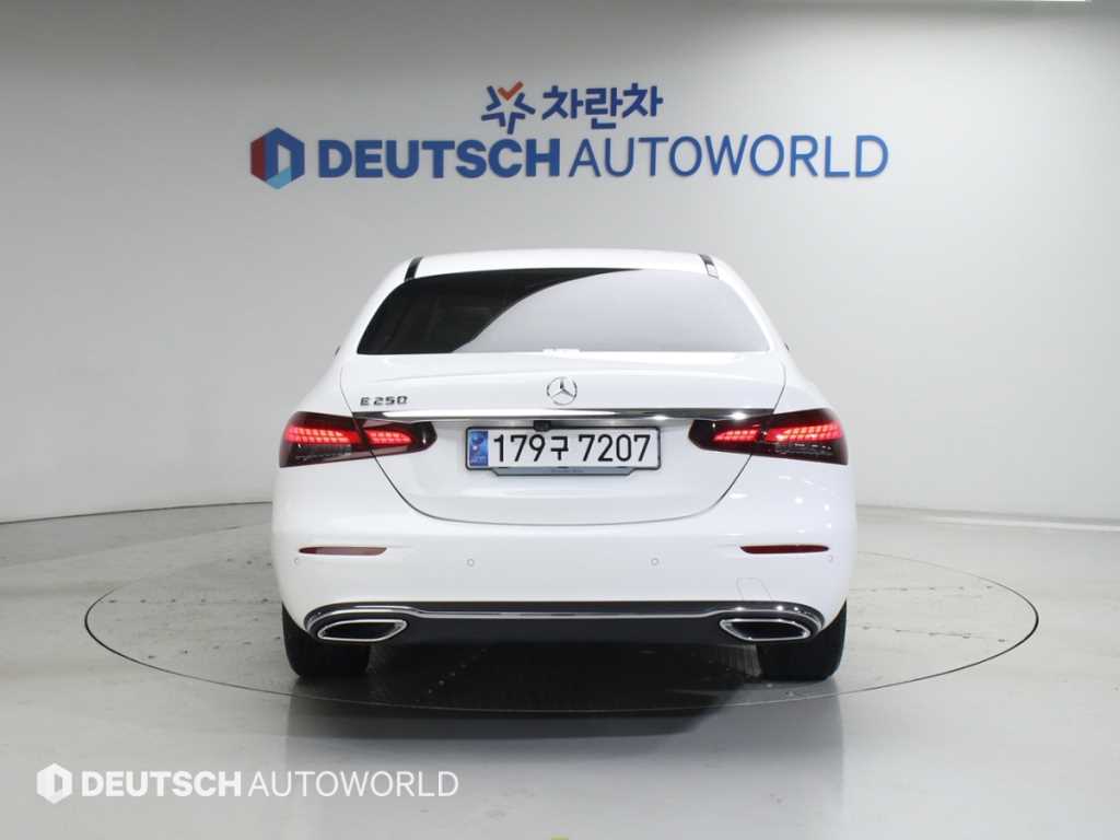 Mercedes Benz E class - Vista 4