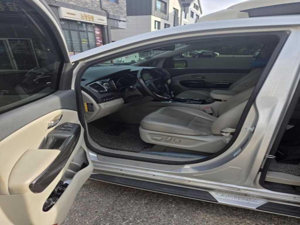 KIA Carnival - Vista 5