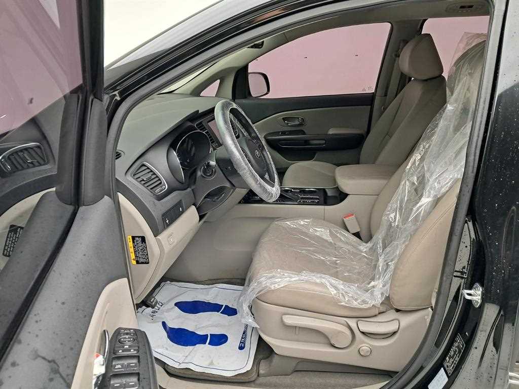 KIA Carnival - Vista 11