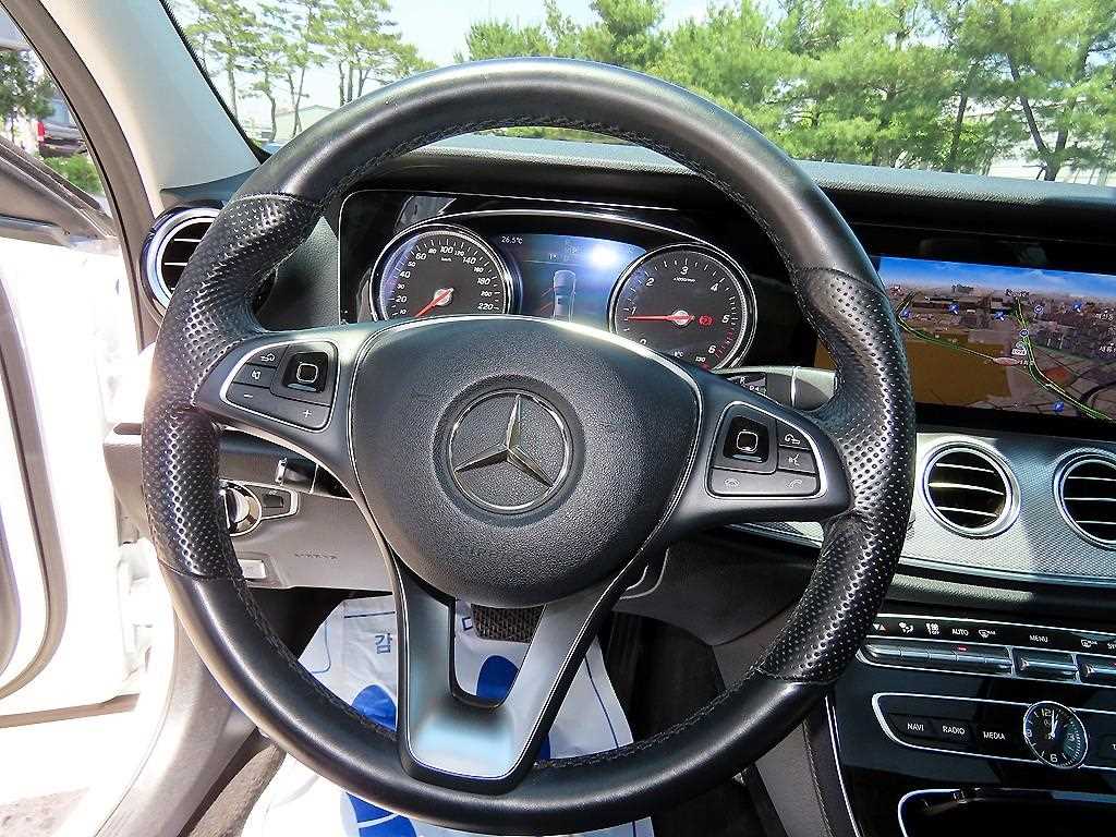 Mercedes Benz E class - Vista 8