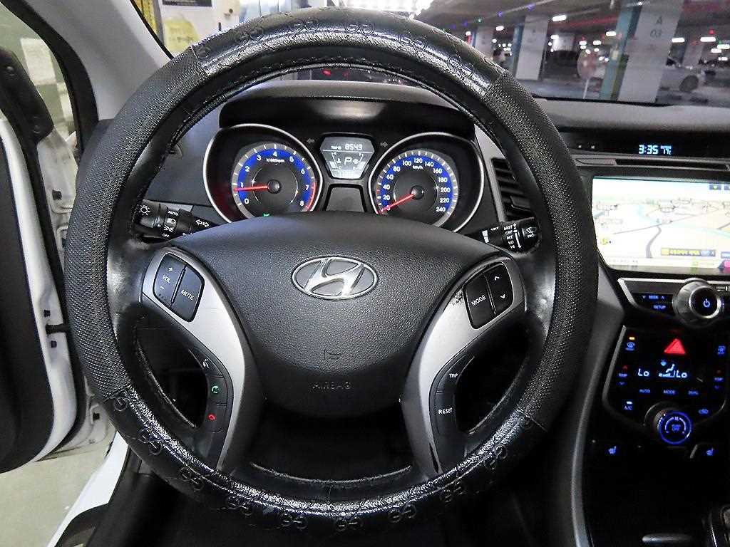 HYUNDAI Avante - Vista 11