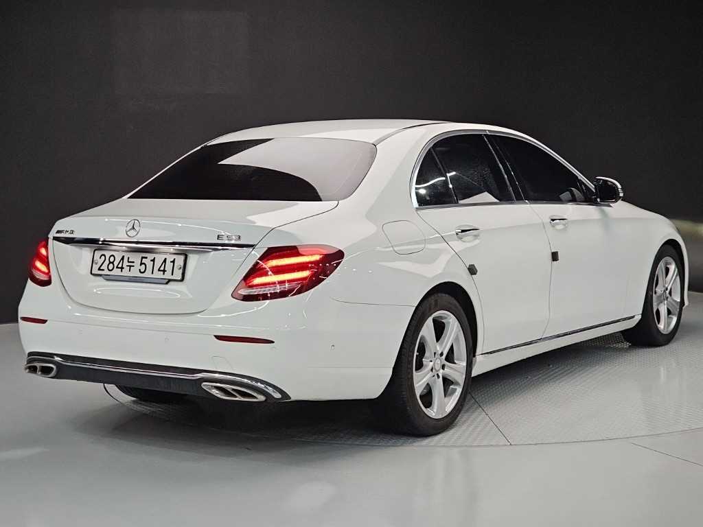 Mercedes Benz E class - Vista 4
