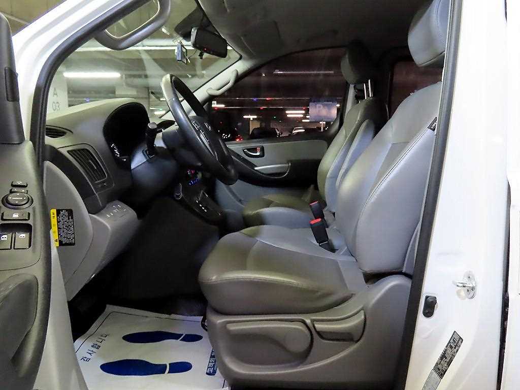 HYUNDAI Starex - Vista 6