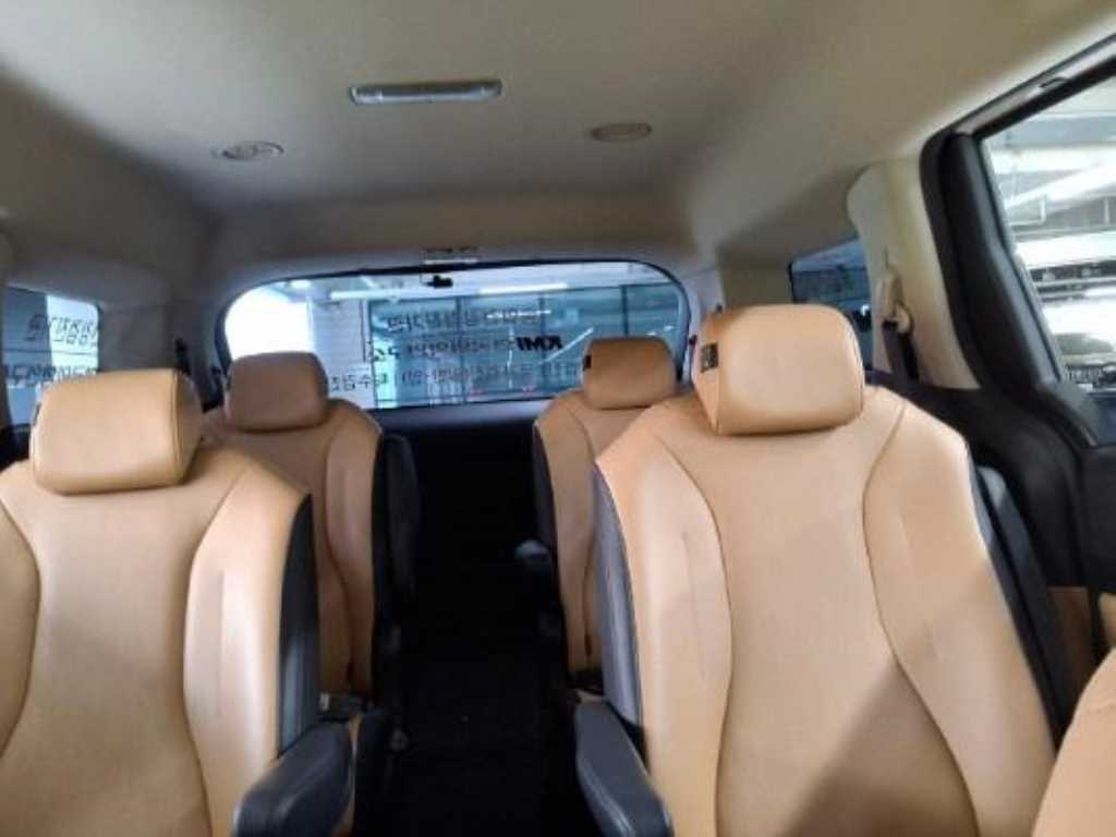 KIA Carnival - Vista 8