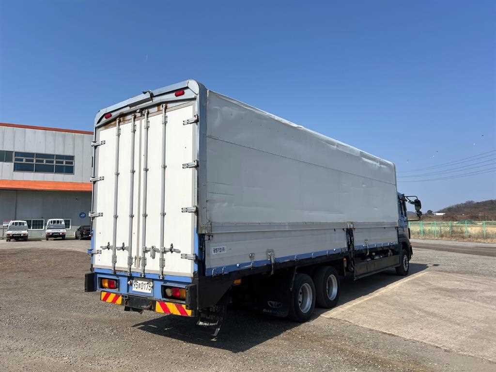 medium and large cargo truck - Vista 4