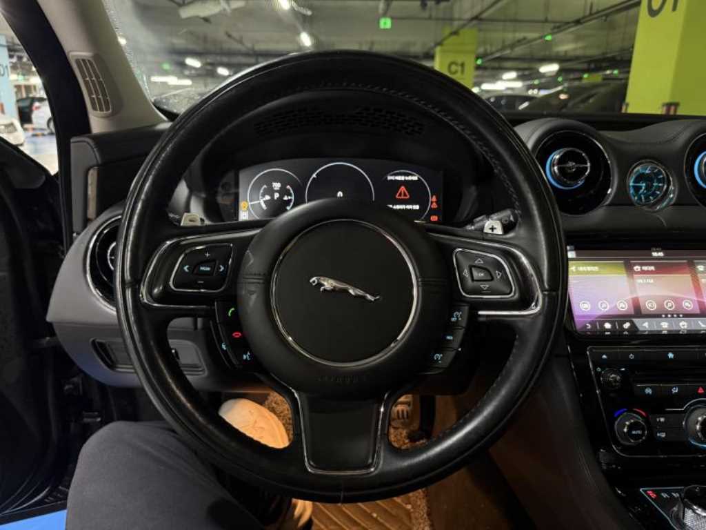 Jaguar XJ - Vista 5