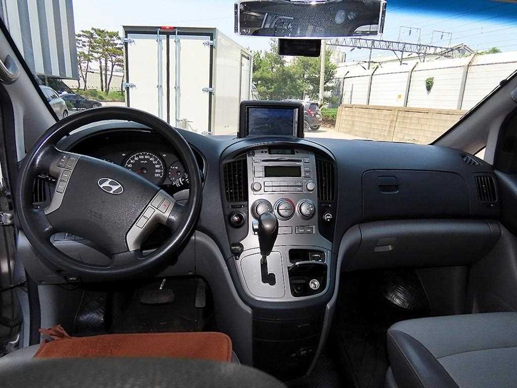 HYUNDAI Starex - Vista 8