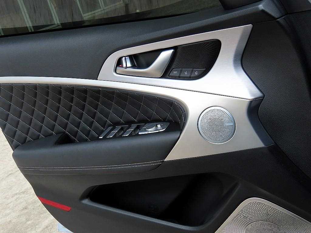 Genesis G70 - Vista 12