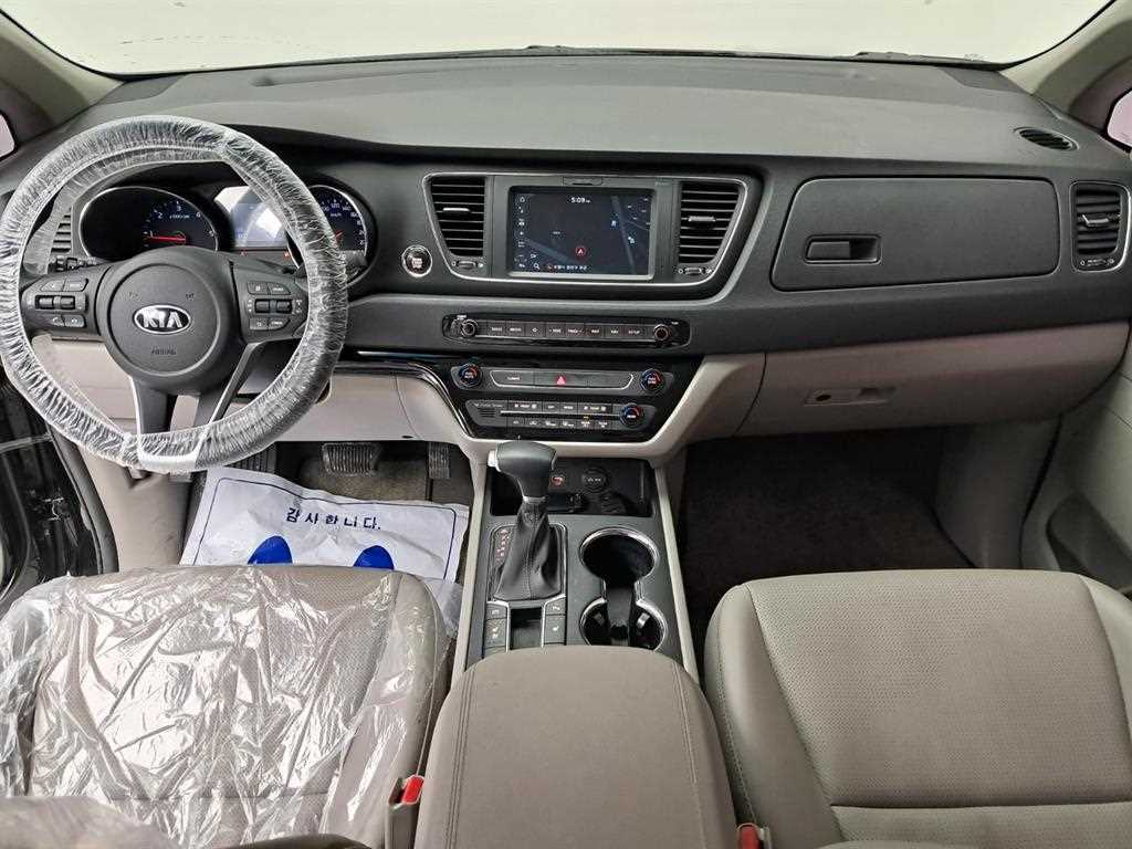 KIA Carnival - Vista 6
