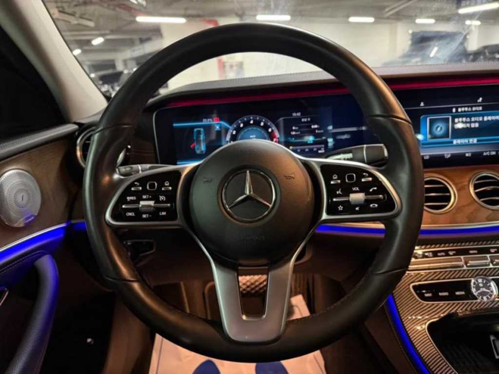Mercedes Benz E class - Vista 8