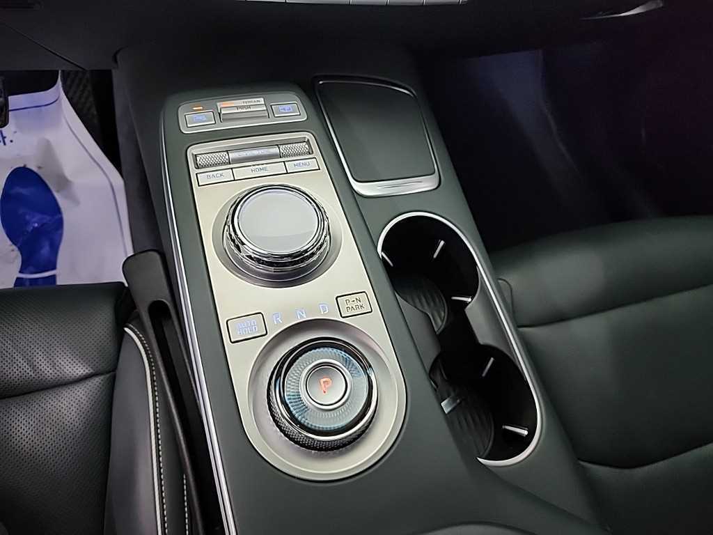 Genesis GV70 - Vista 8