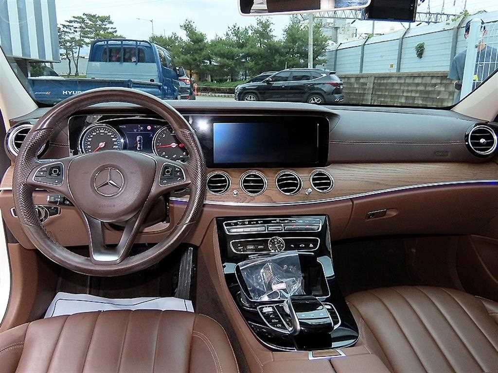 Mercedes Benz E class - Vista 7