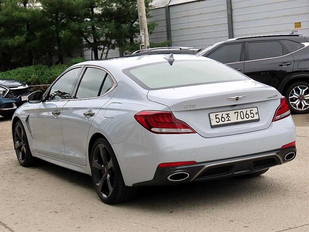 Genesis G70 - Vista 3
