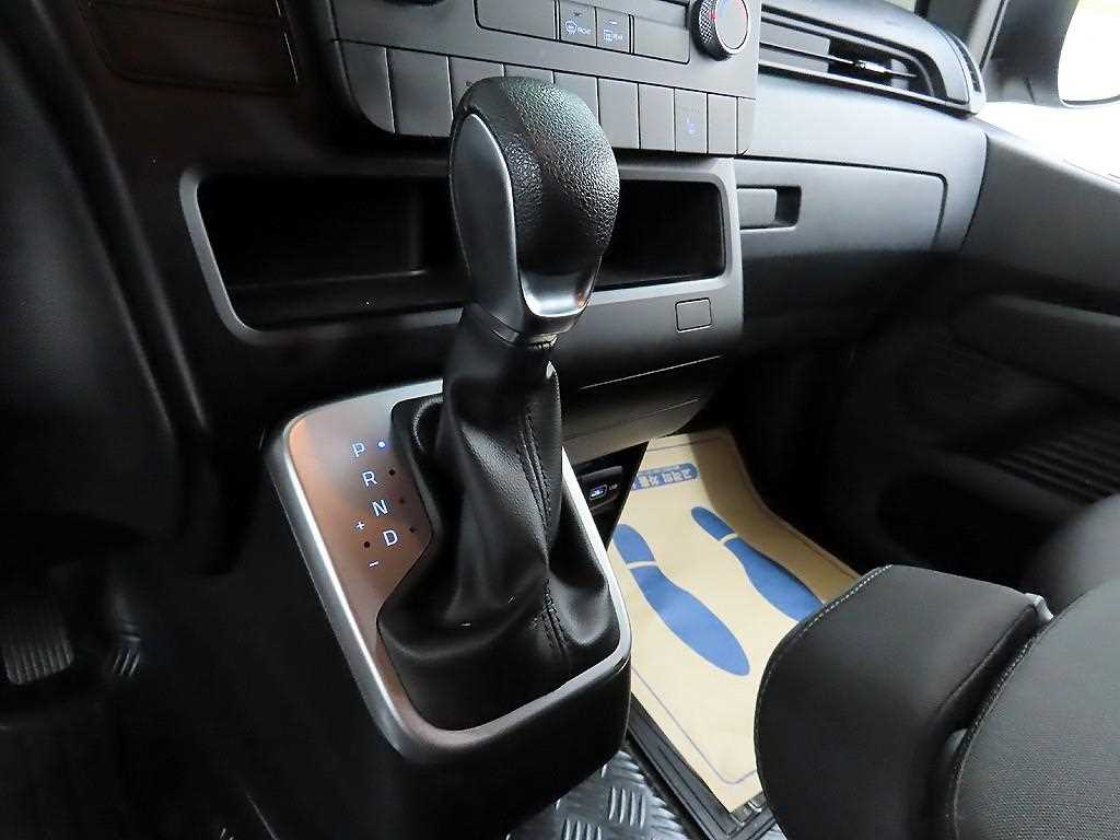 HYUNDAI Staria - Vista 10