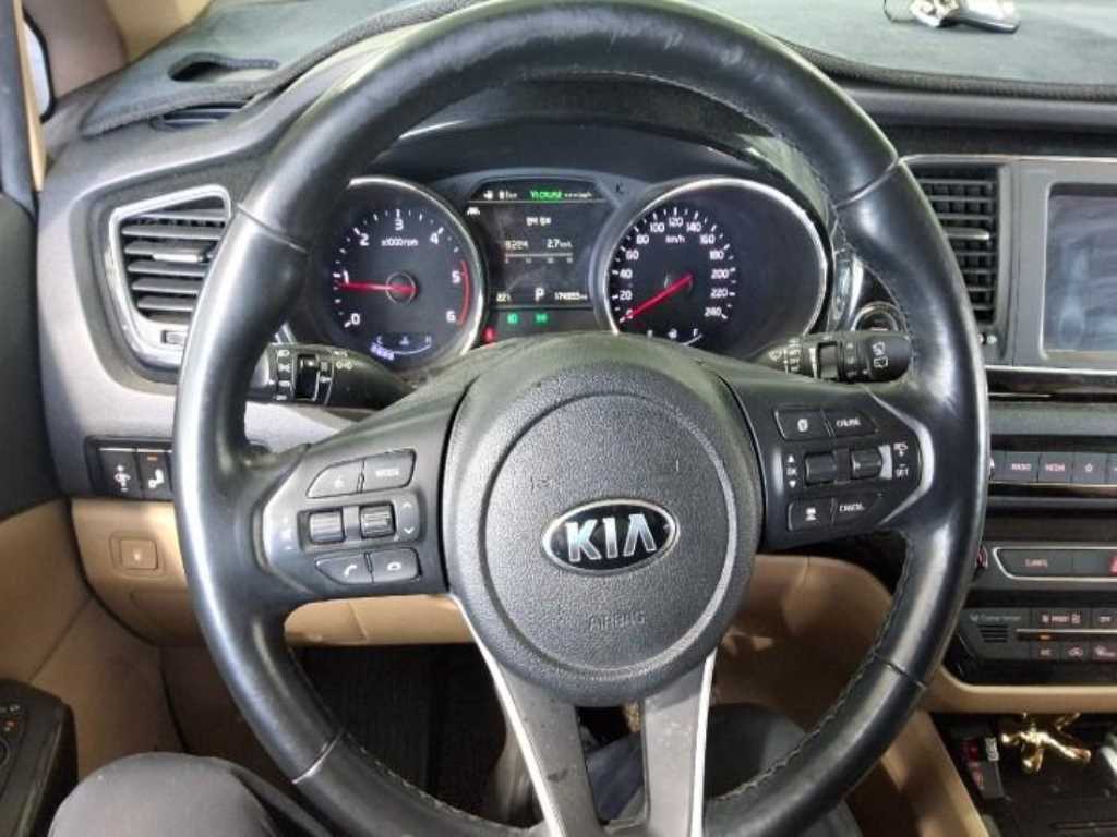 KIA Carnival - Vista 4