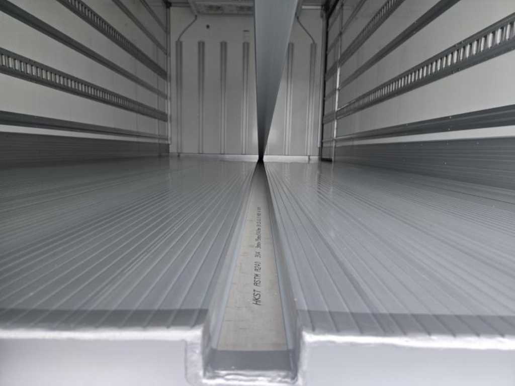 medium and large cargo truck - Vista 9