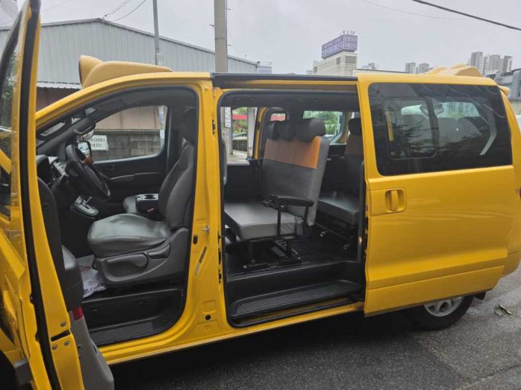 HYUNDAI Starex - Vista 7