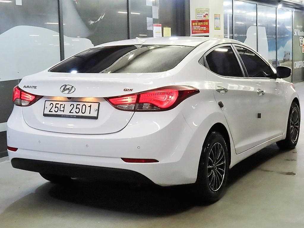 HYUNDAI Avante - Vista 3