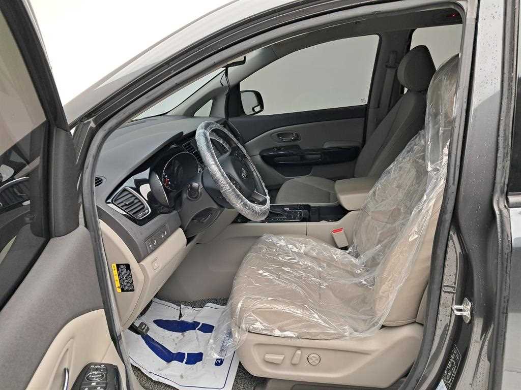 KIA Carnival - Vista 11