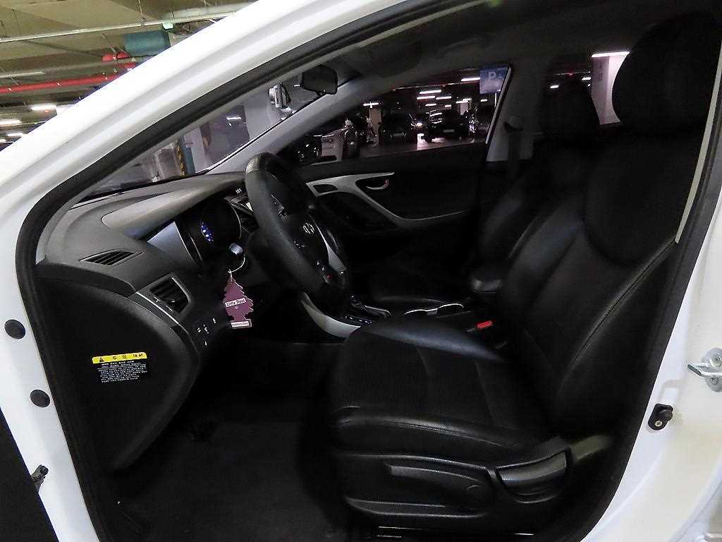 HYUNDAI Avante - Vista 9