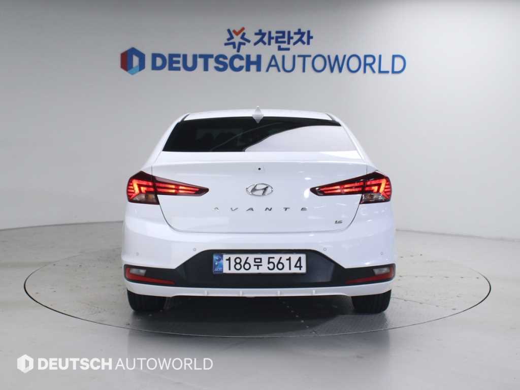 HYUNDAI Avante - Vista 4