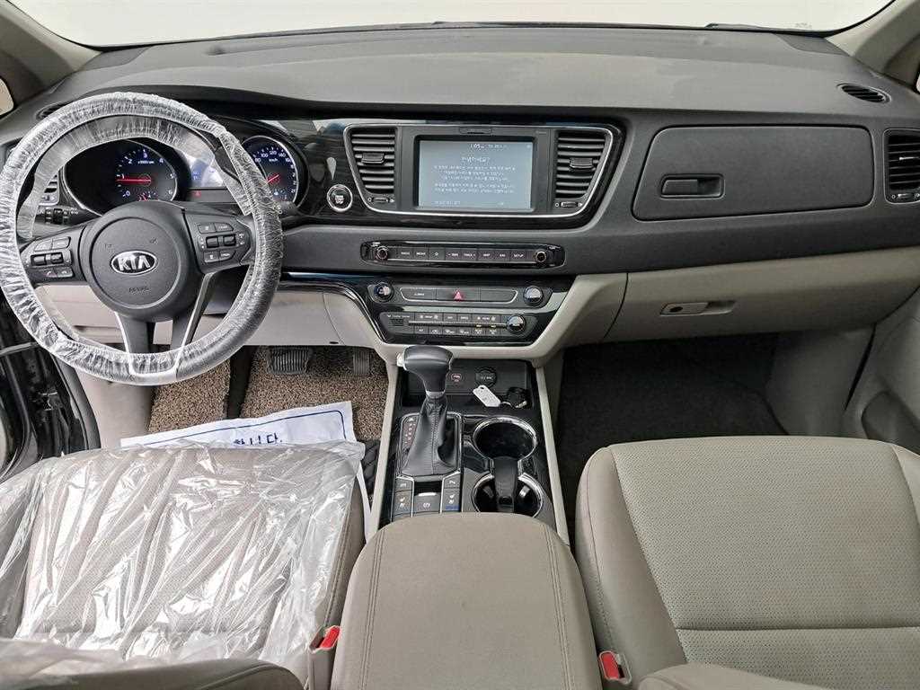 KIA Carnival - Vista 6