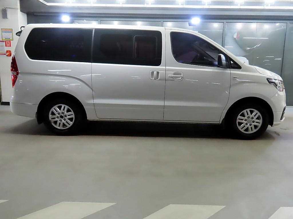 HYUNDAI Starex - Vista 3