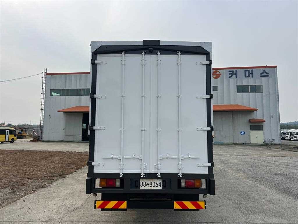 medium and large cargo truck - Vista 6