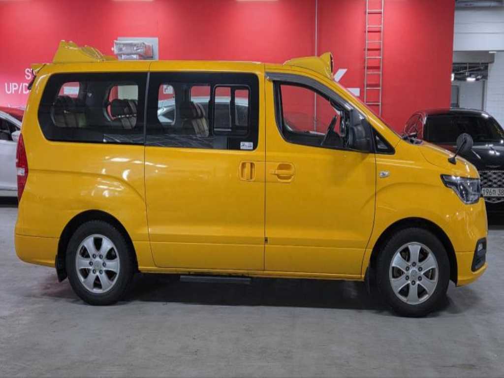 HYUNDAI Starex - Vista 3