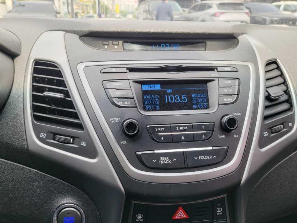 HYUNDAI Avante - Vista 5