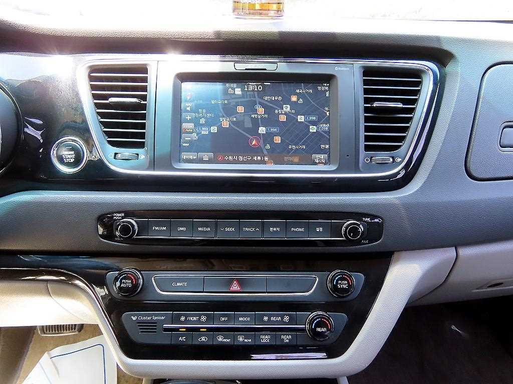 KIA Carnival - Vista 12