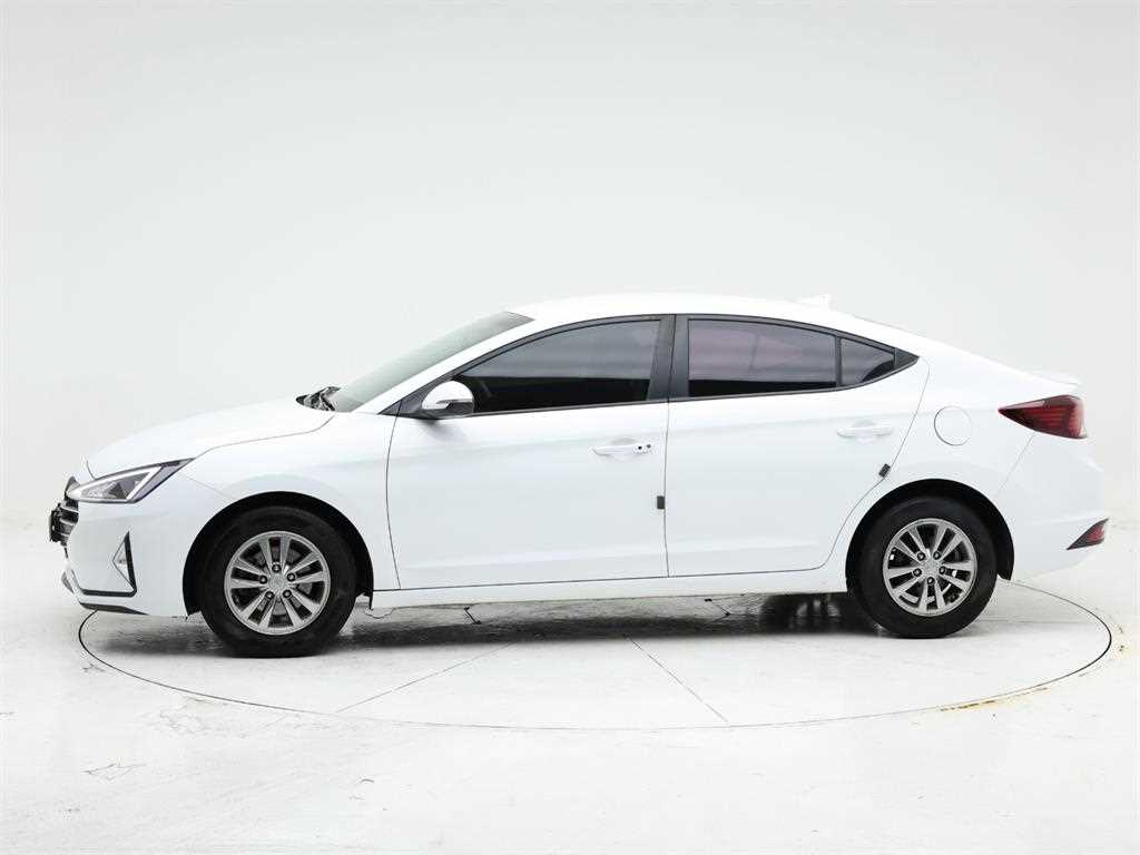 HYUNDAI Avante - Vista 3