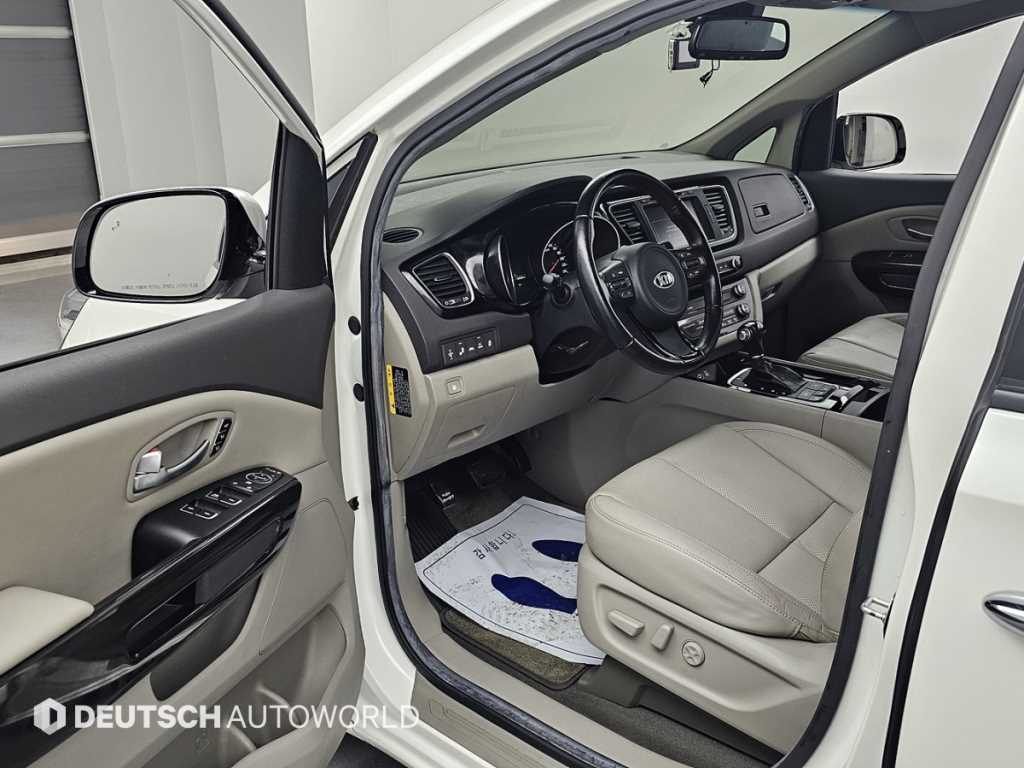 KIA Carnival - Vista 11
