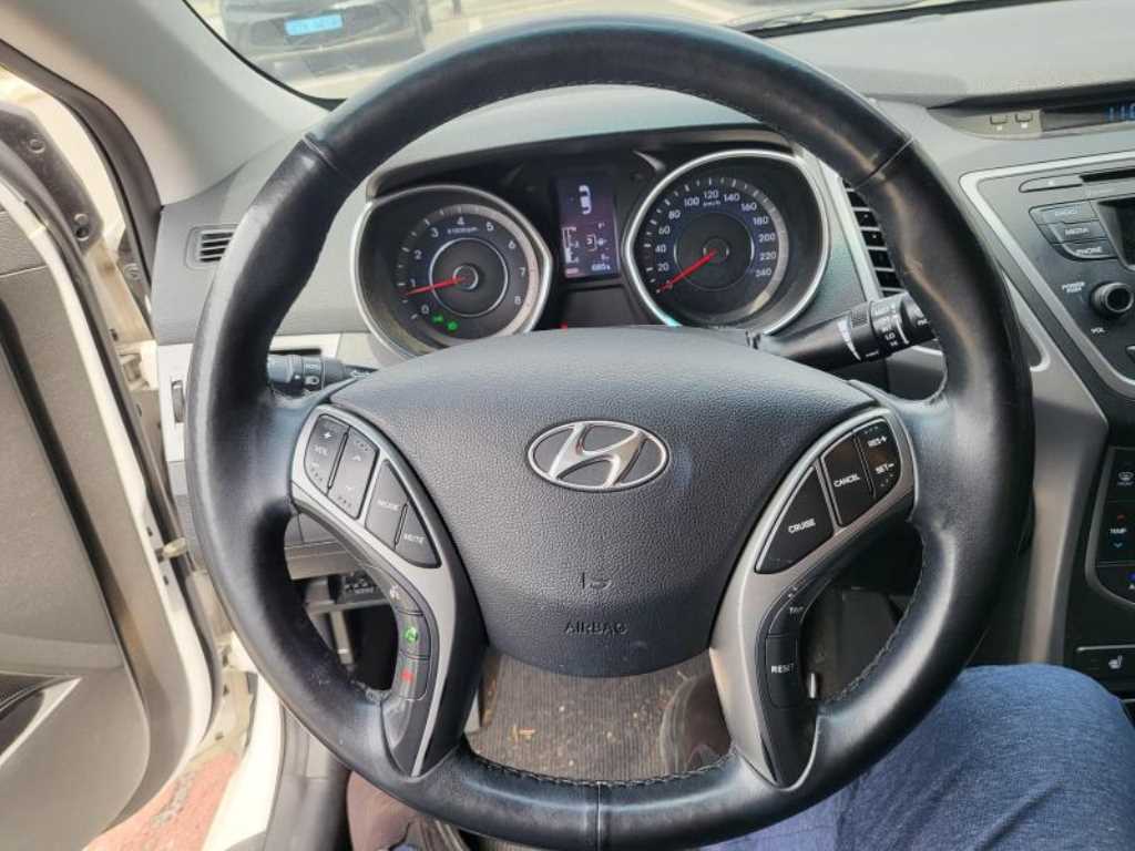 HYUNDAI Avante - Vista 3