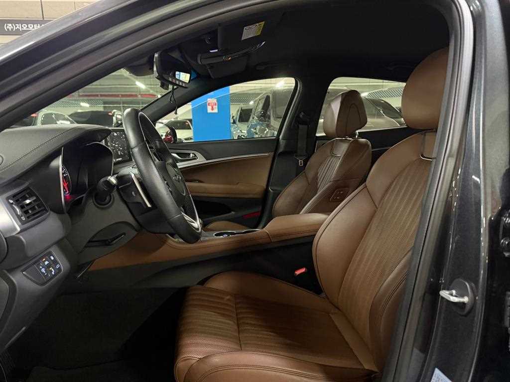Genesis G70 - Vista 9