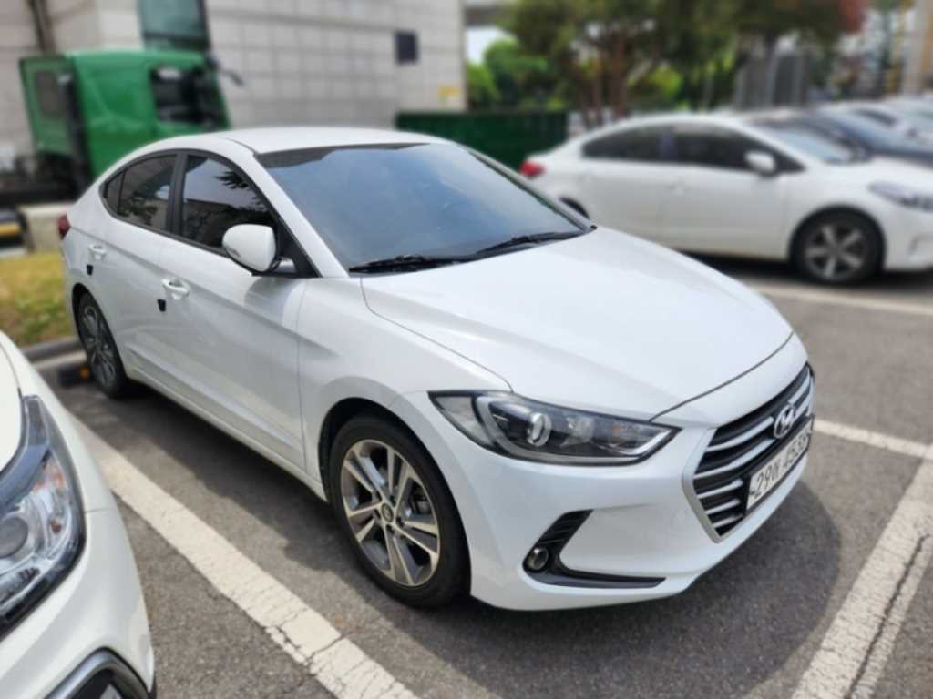 HYUNDAI Avante - Vista 3