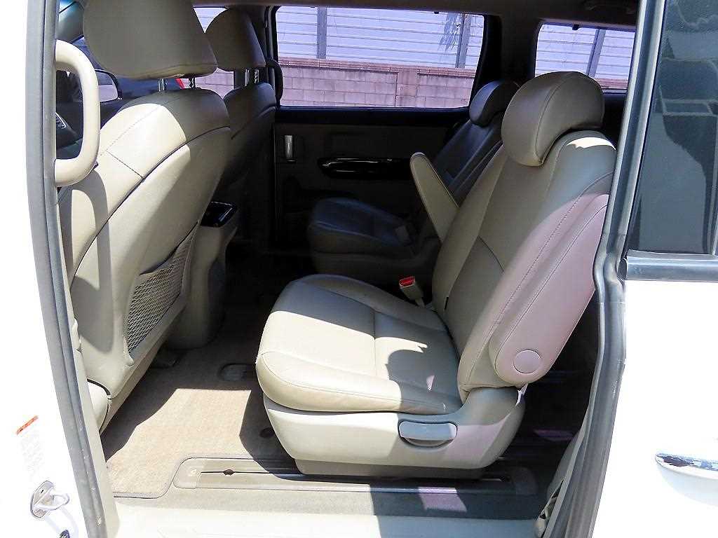 KIA Carnival - Vista 6