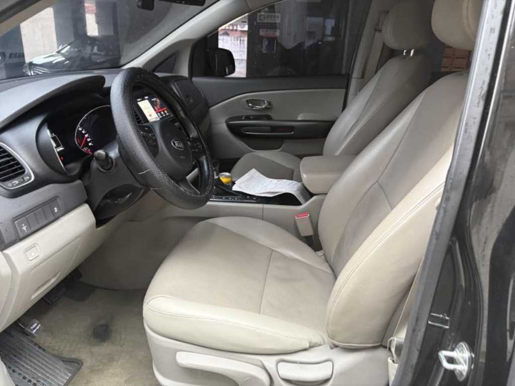 KIA Carnival - Vista 4