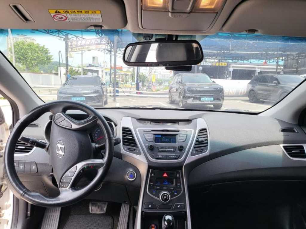 HYUNDAI Avante - Vista 10