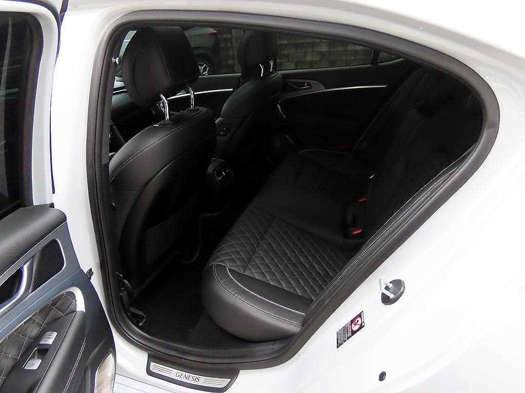 Genesis G70 - Vista 6