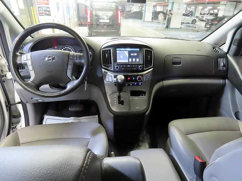 HYUNDAI Starex - Vista 10