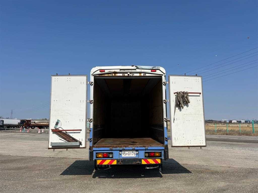 medium and large cargo truck - Vista 7