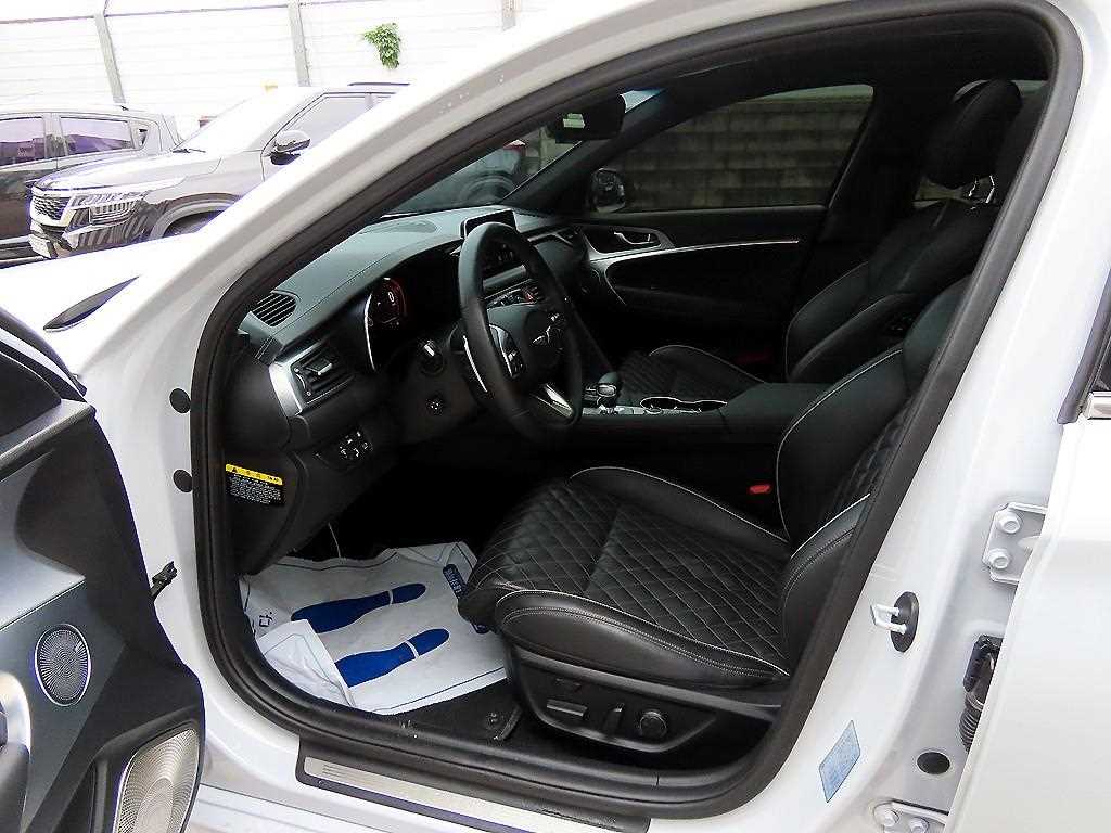 Genesis G70 - Vista 5