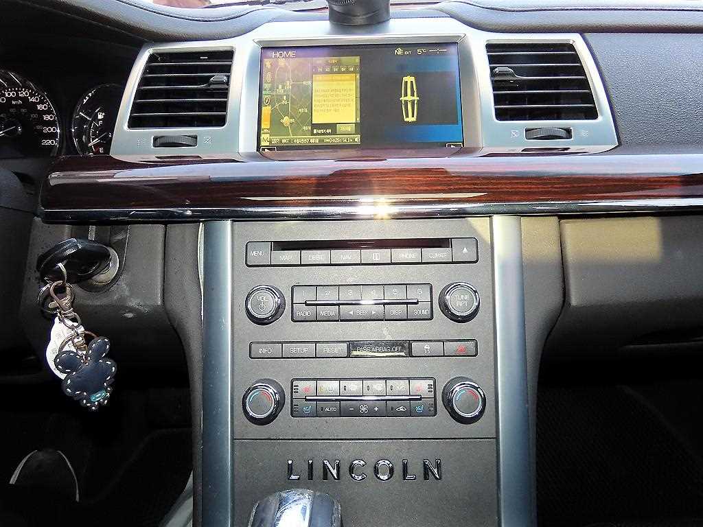 Lincoln MKS - Vista 12