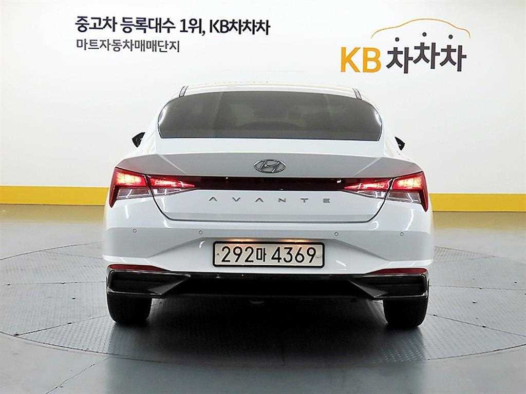 HYUNDAI Avante - Vista 3